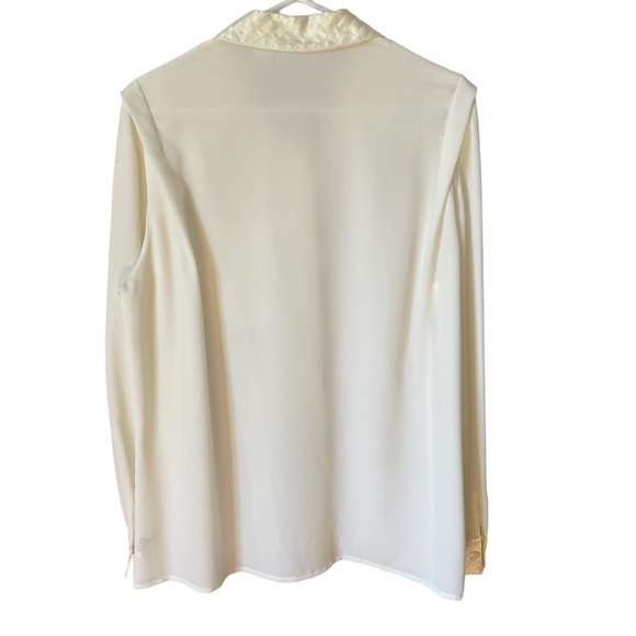 ✨Liz Claiborne long sleep cream button blouse ✨ - Picture 2 of 4